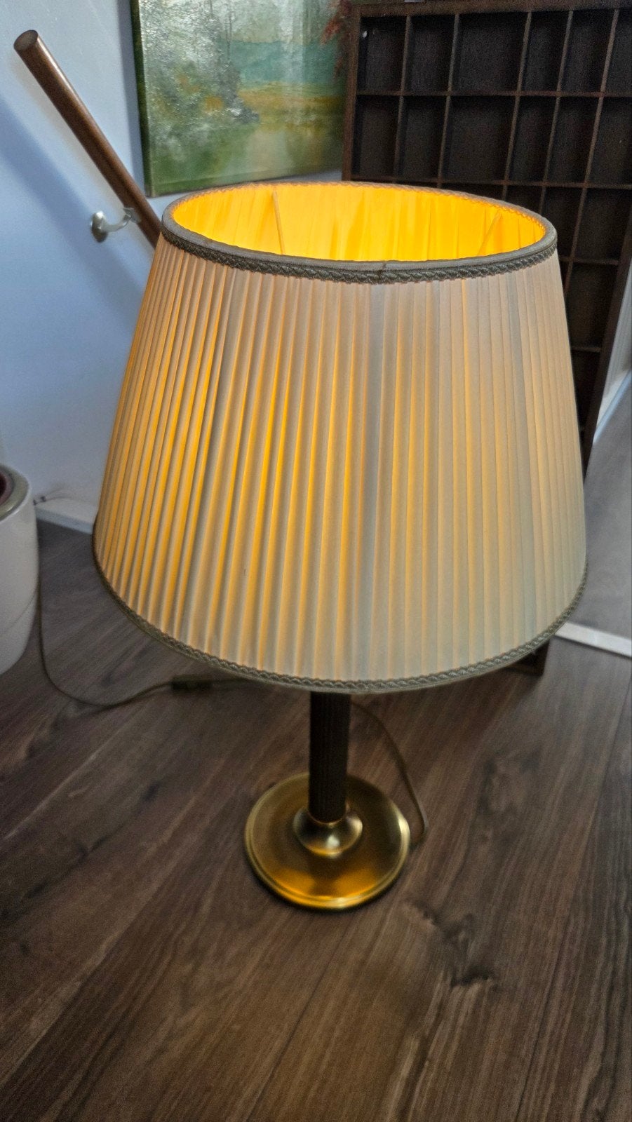 Vintage Messing Tafellamp met Plissé Kap, Gebruikt, 55 cm, Inclusief lichtbron, E27 (groot)