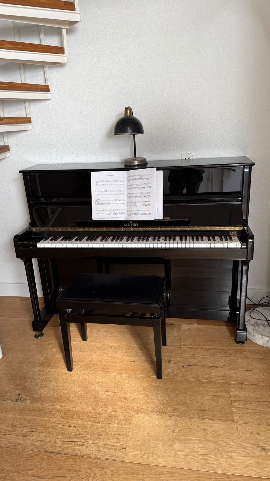 Zwarte Meyer Piano met pianobankje