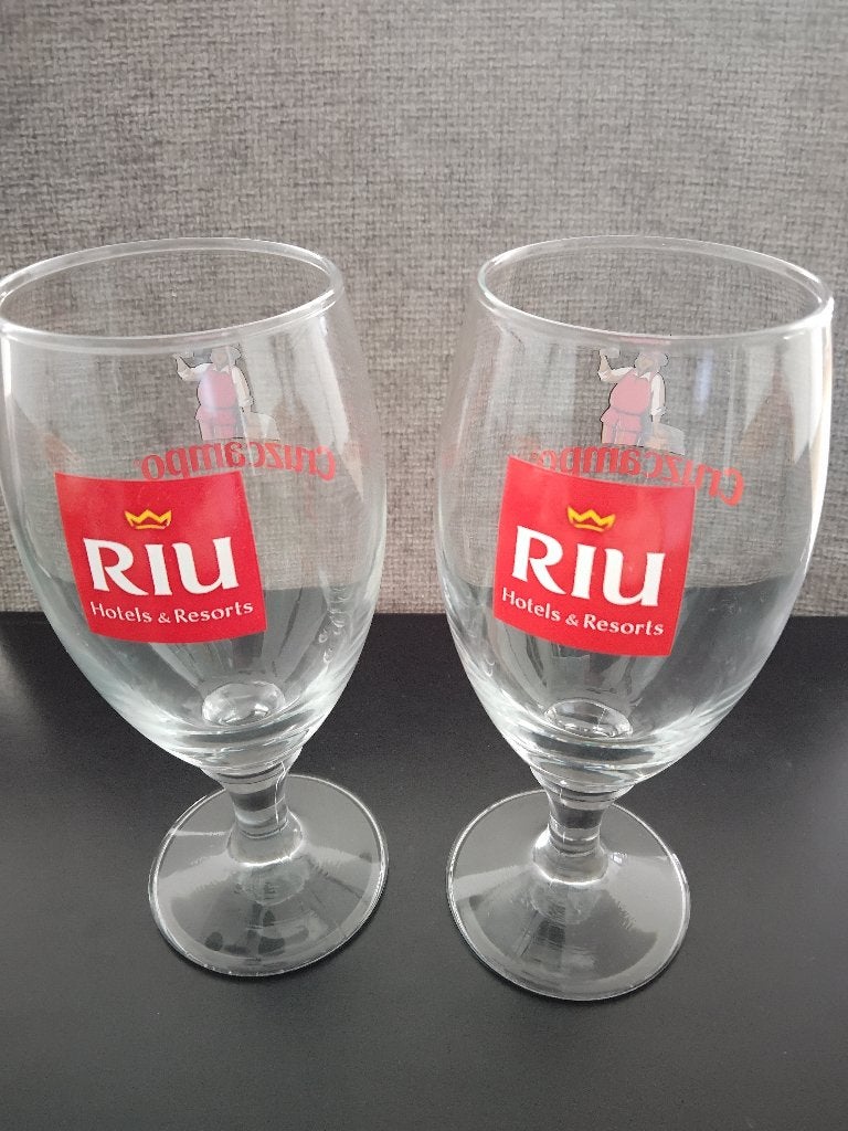2 Bierglazen van hotelketen RIU, Ophalen of Verzenden, Zo goed als nieuw, Bierglas