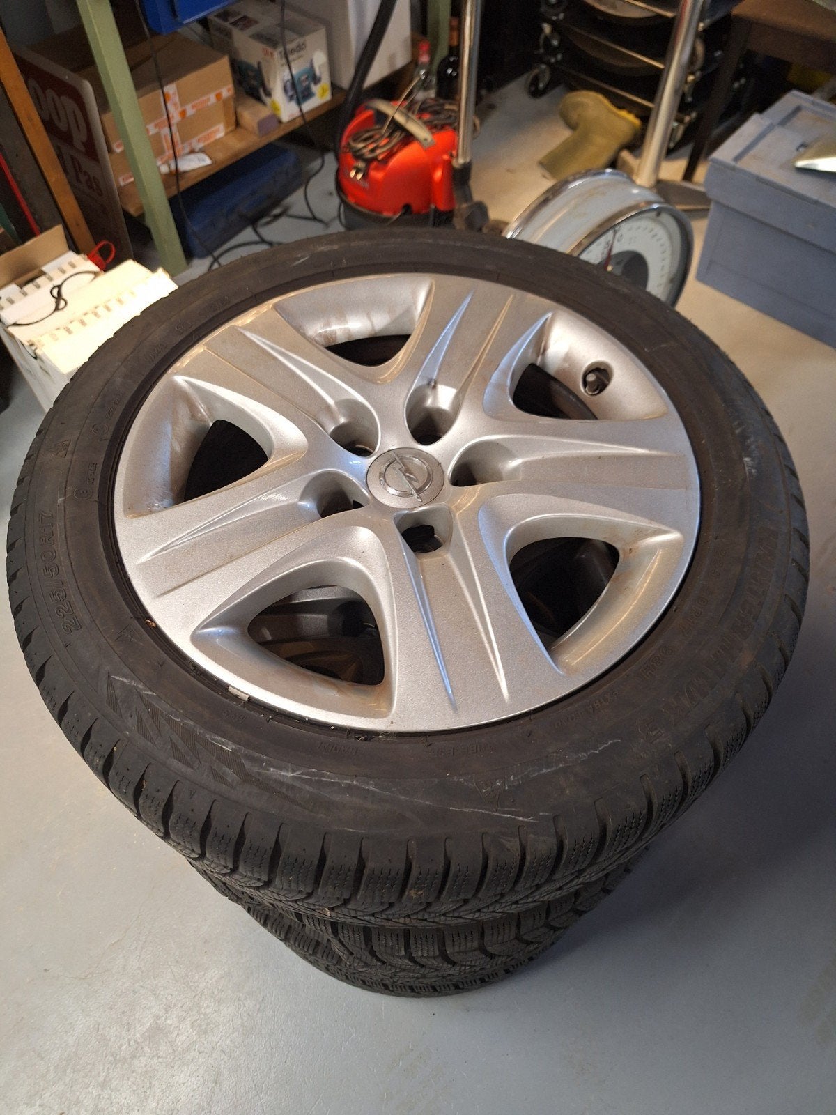 3 Winterbanden op velg 225/50R17 met 5.5mm profiel, Ophalen of Verzenden