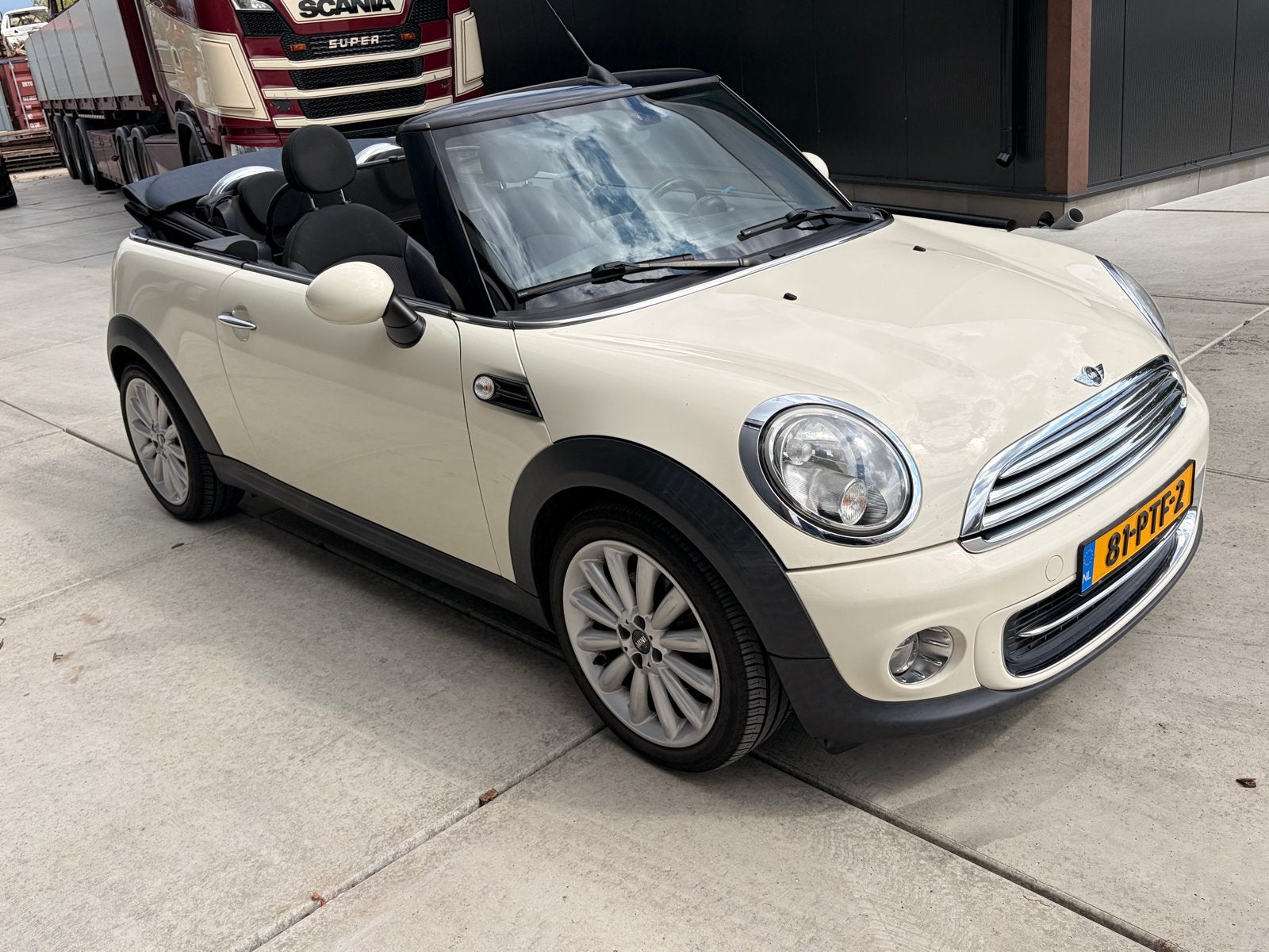 Mini  Cooper Cabrio nieuwe apk en onderhoud gehad, Auto's, 4 cilinders, Cabriolet, 4 stoelen, Origineel Nederlands