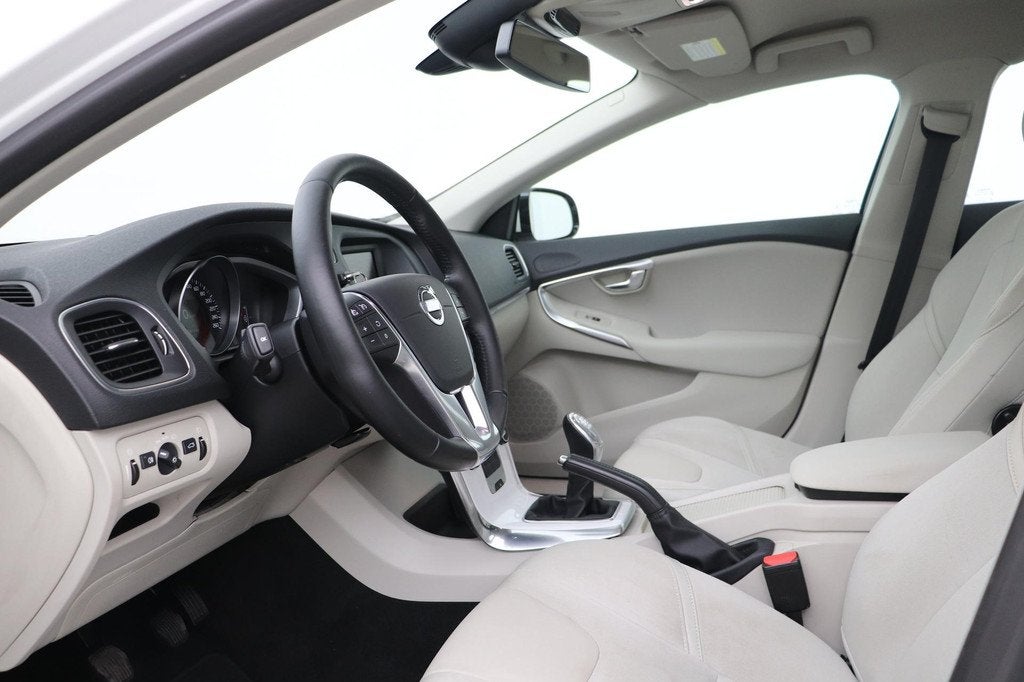 Volvo V40 T2 Momentum | Cruise Control | 16 Inch | Airco | 9, Auto's, Volvo, Voorwielaandrijving, Gebruikt, Zwart, 4 cilinders