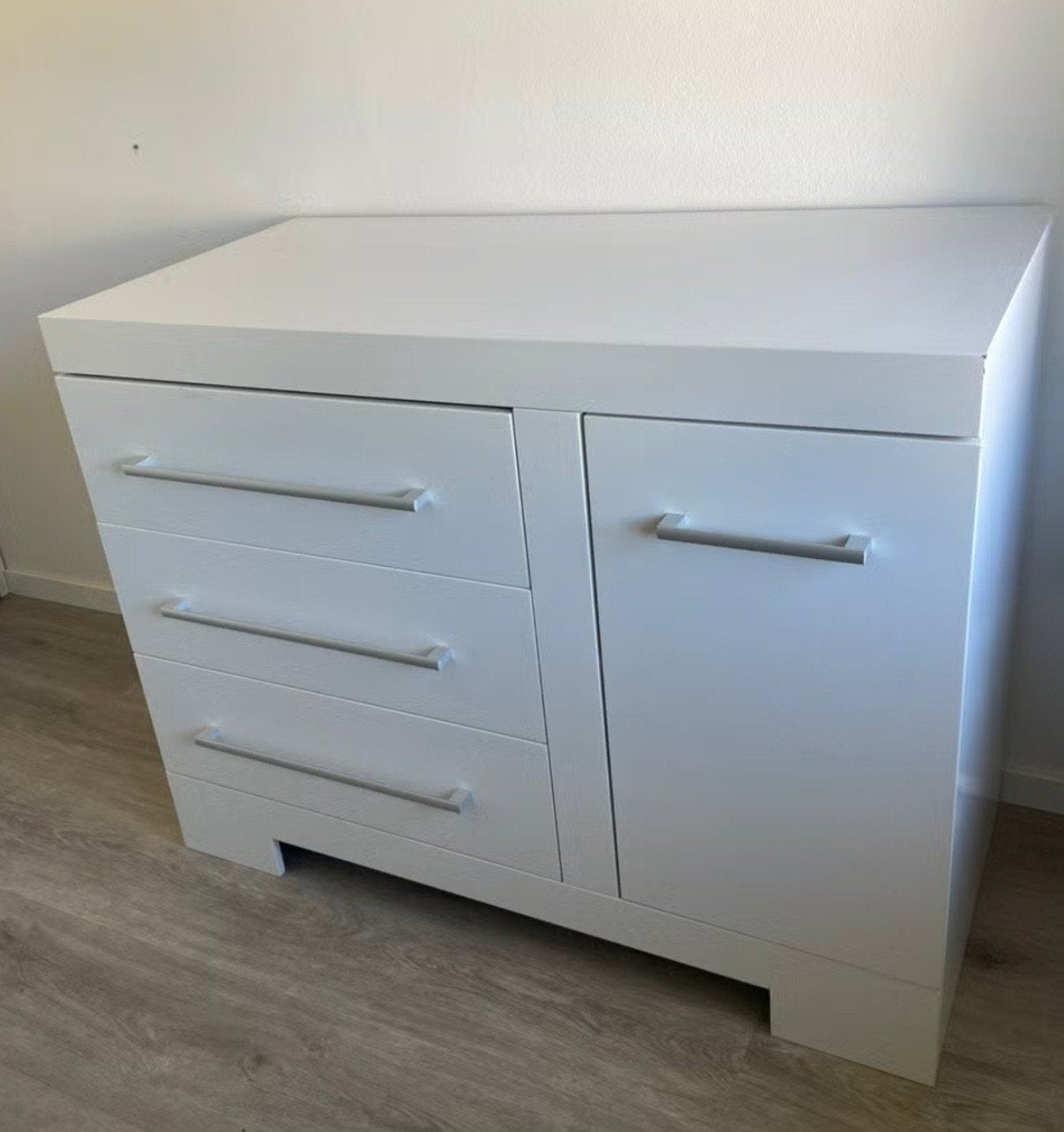 Interbaby witte commode met kledingkast en schapje babykamer, Kinderen en Baby's, Kinderkamer | Commodes en Kasten, Ophalen, Gebruikt
