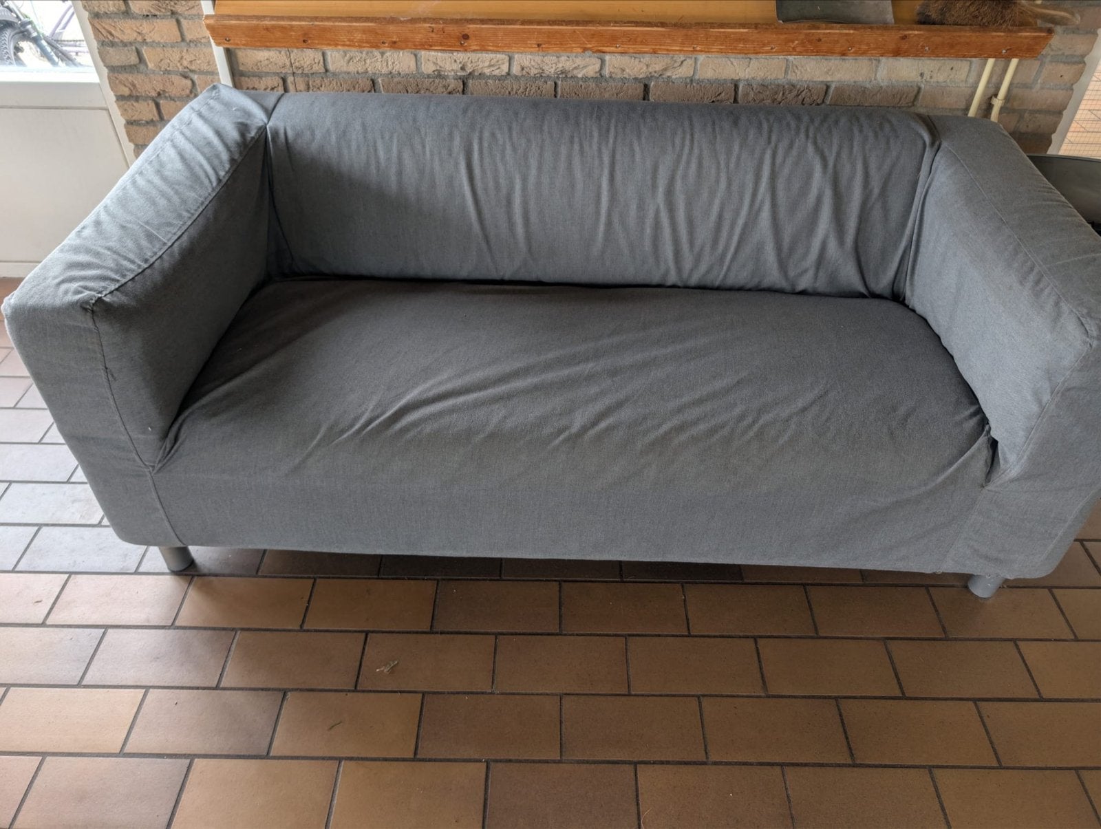 Gratis comfortabele grijze tweepersoonsbank, Huis en Inrichting, Banken | Bankstellen, Ophalen, Gebruikt, 150 tot 200 cm, Tweepersoons