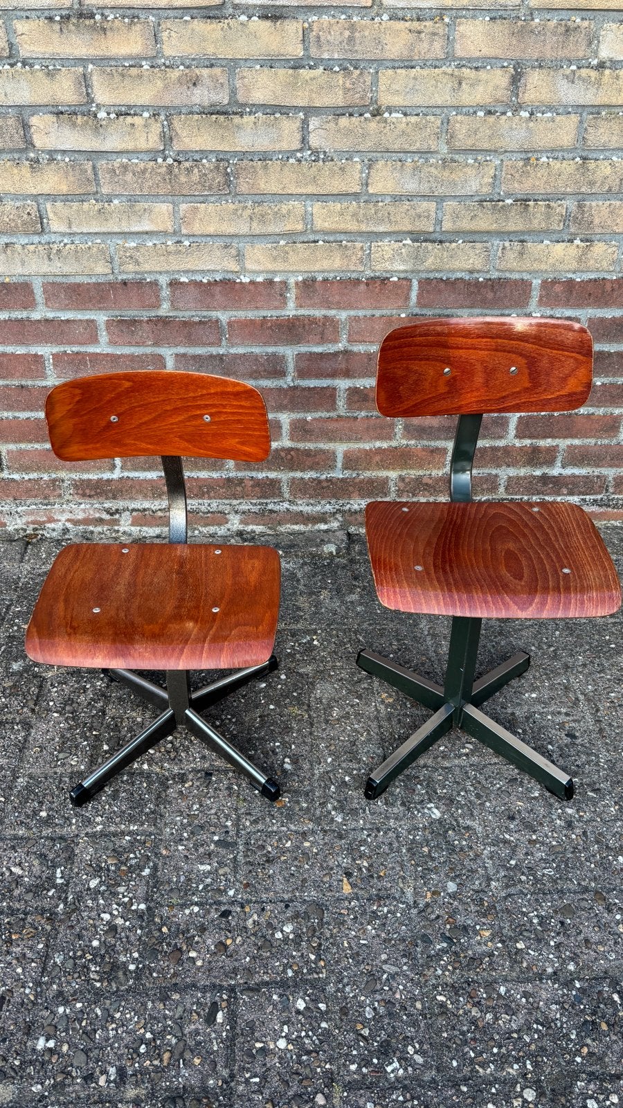 Set van 2 vintage schoolstoeltjes - 30 cm en 35 cm hoog, Ophalen, Gebruikt, Twee, Bruin