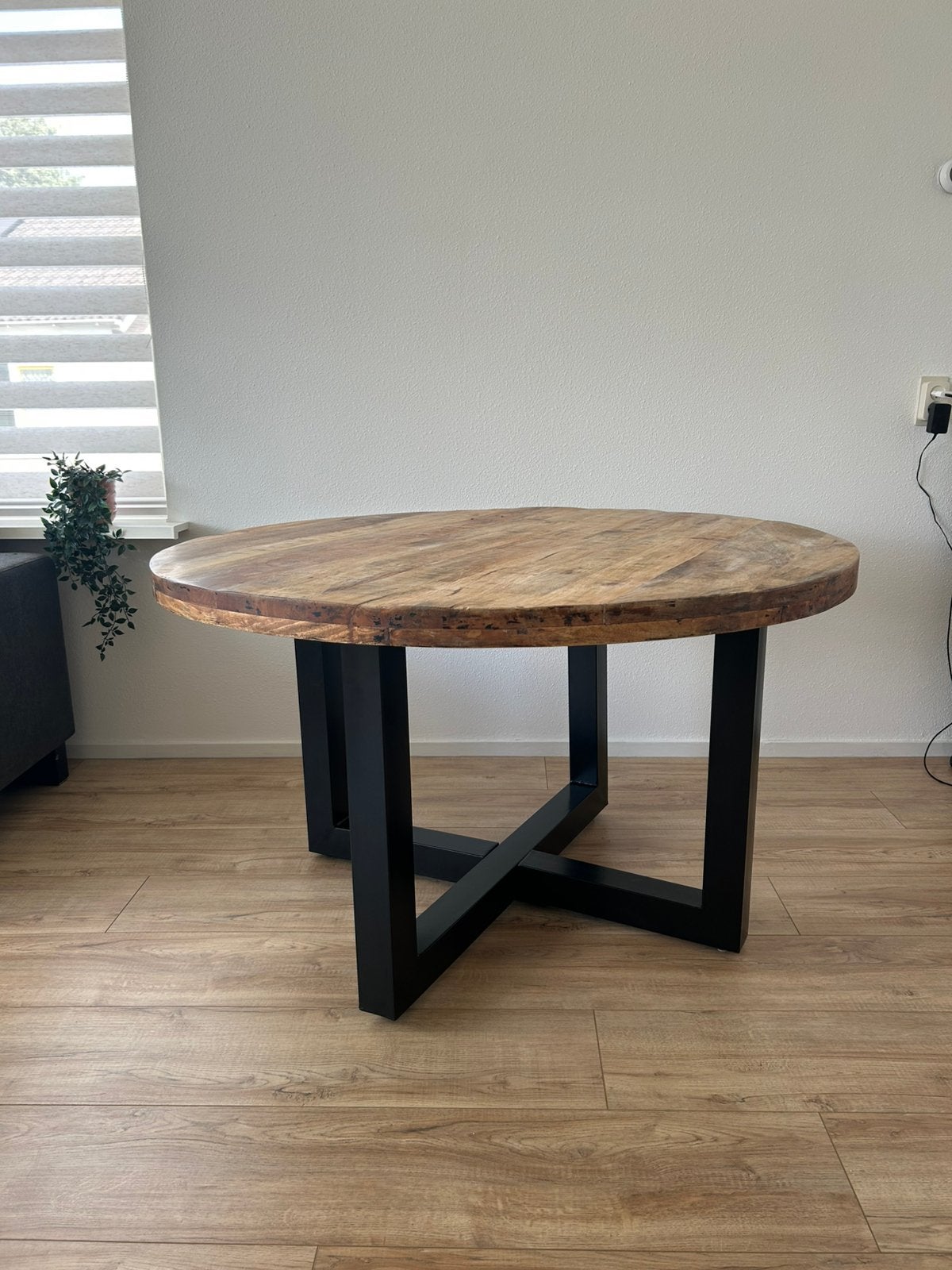 Mango tafel rond 130 met stalen poot, Ophalen, Zo goed als nieuw, Rond, 100 tot 150 cm