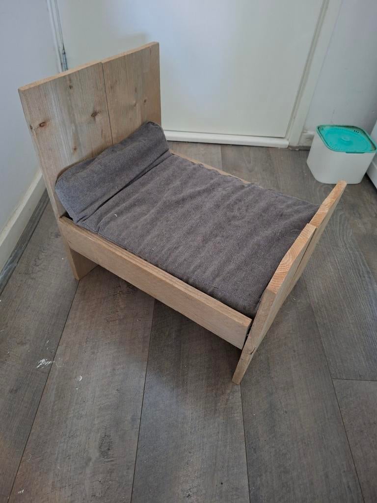 Steigerhouten bedje voor katten, Ophalen