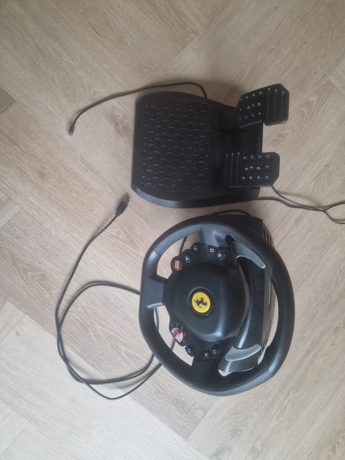 Thrustmaster Ferrari Racing Wheel T80  met pedalen, Racestuur, Gebruikt, Thrustmaster, PlayStation