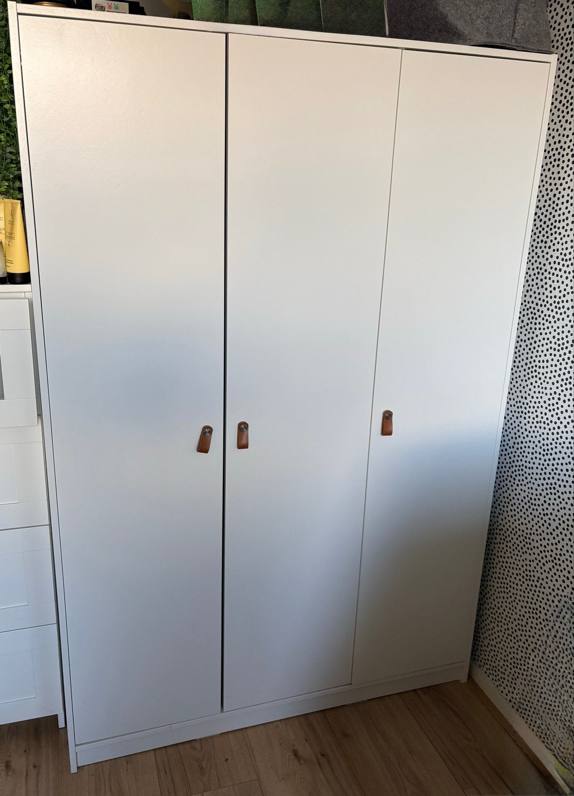 Witte kledingkast met 3 deuren en leren handgrepen, Ophalen, Overige materialen, 100 tot 150 cm, 200 cm of meer