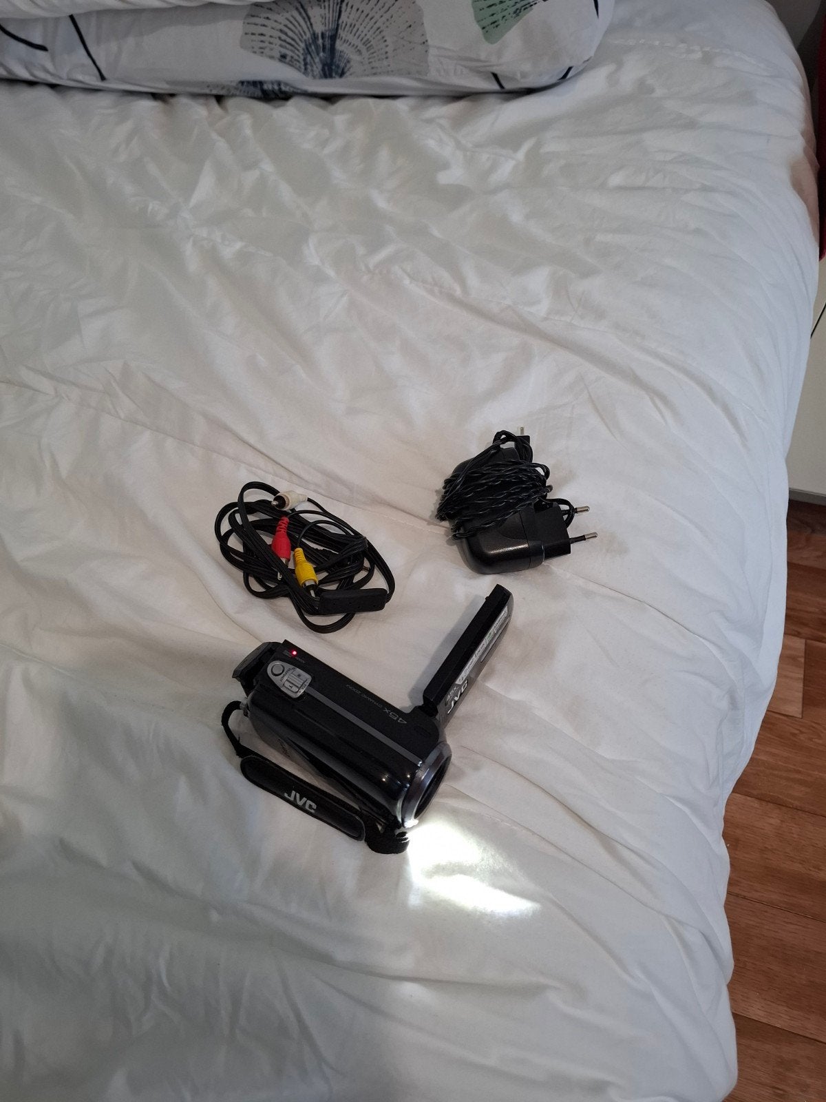 JVC Compact VHS-C Camcorder met accessoires, Ophalen