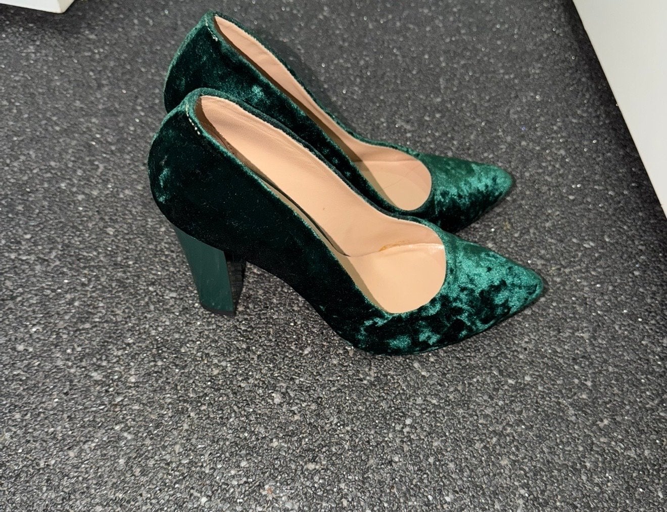 Groene fluwelen pumps met blokhak maat 39/40, Ophalen of Verzenden, Zo goed als nieuw, Groen, Pumps