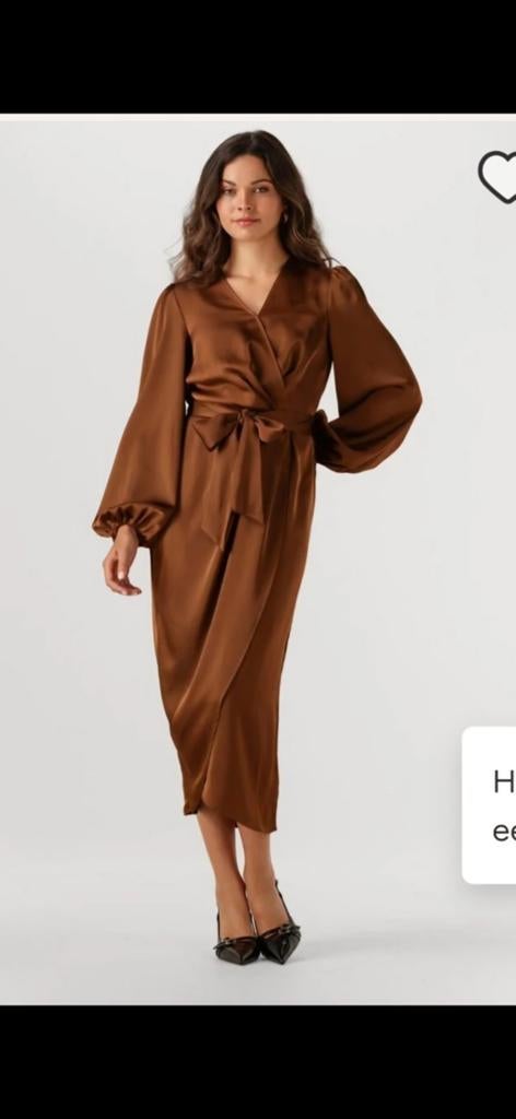 Elegante bruine satijnen jurk met lange mouwen, Kleding | Dames, Jurken, Ophalen of Verzenden, Zo goed als nieuw, Bruin