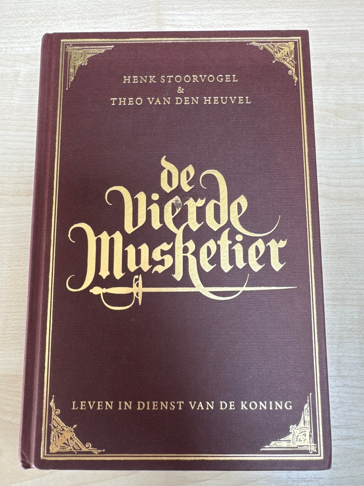 De Vierde Musketier - Henk Stoorvogel & Theo van den Heuvel, Ophalen of Verzenden, Zo goed als nieuw