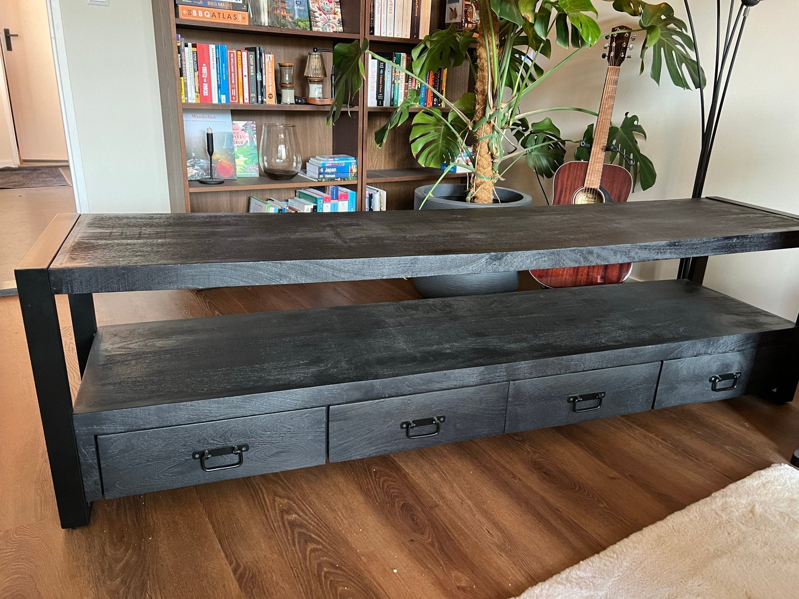 Zwart houten tv-meubel met lades en metalen frame, Ophalen, Gebruikt, 150 tot 200 cm, Minder dan 100 cm