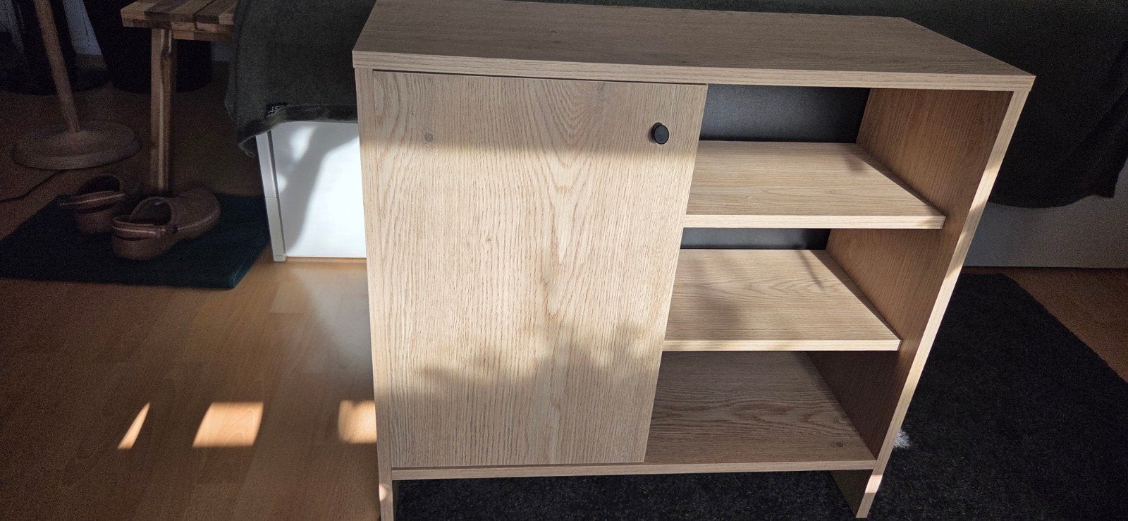 Houten kastje met deur en planken, Ophalen