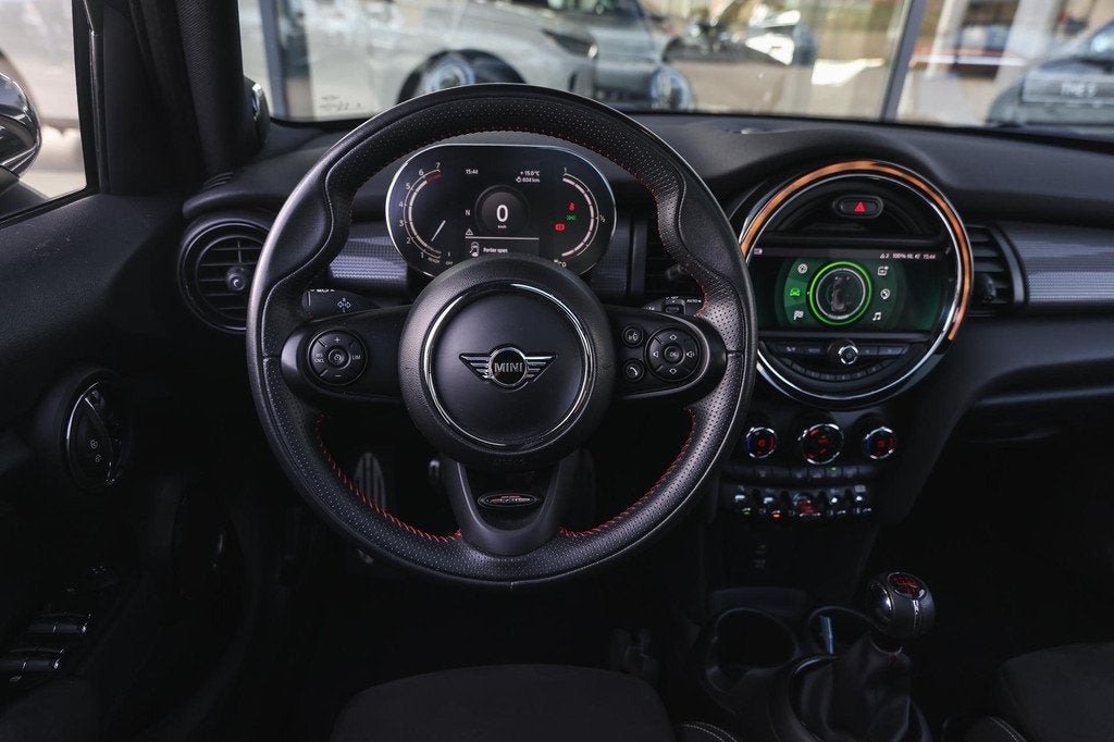 MINI Hatchback Cooper JCW / Panoramadak / Sportstoelen / Com, 1160 kg, 136 pk, Gebruikt, Met garantie (alle)