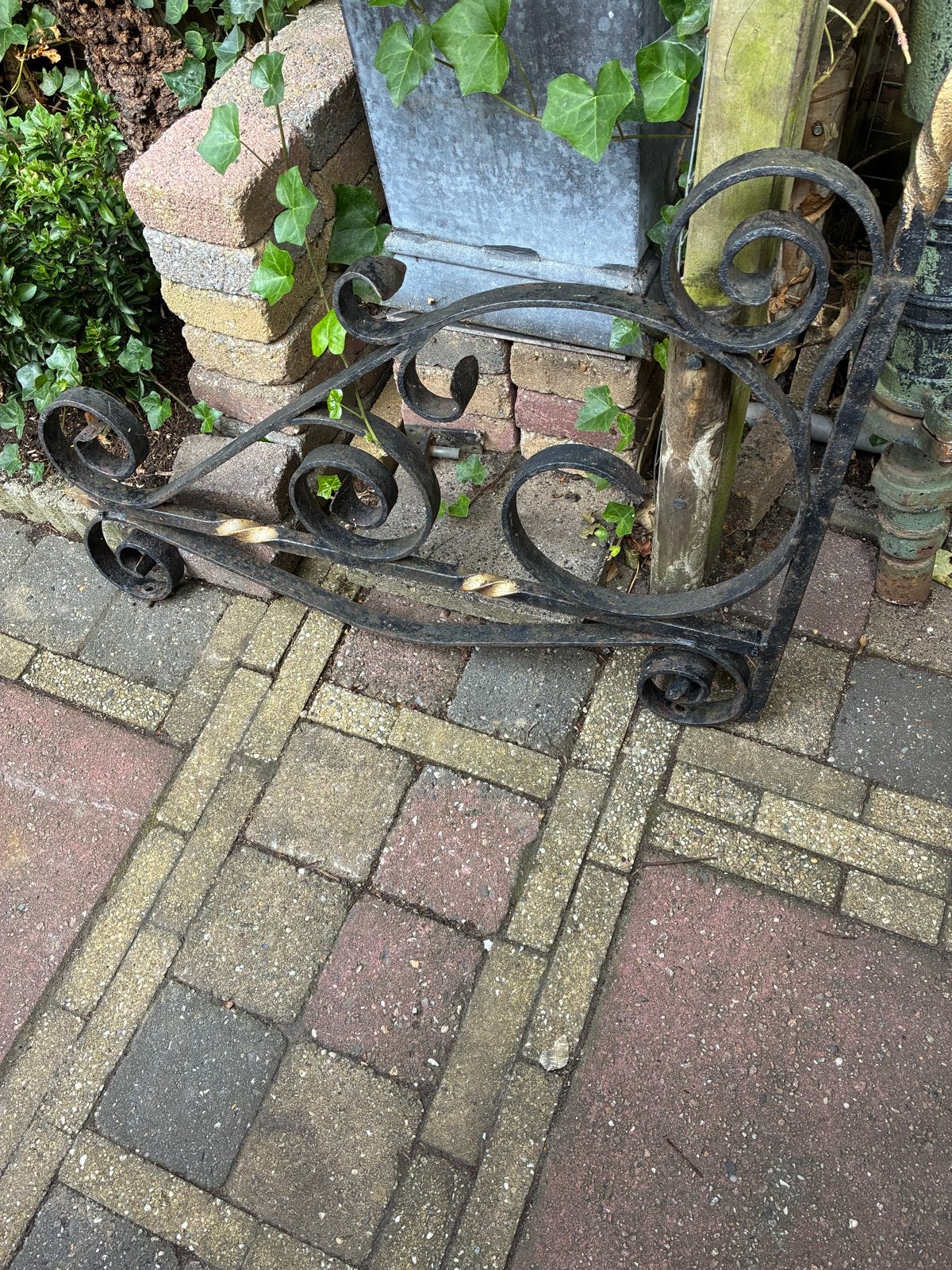 Decoratief smeedijzeren hekwerk/ornament, Ophalen