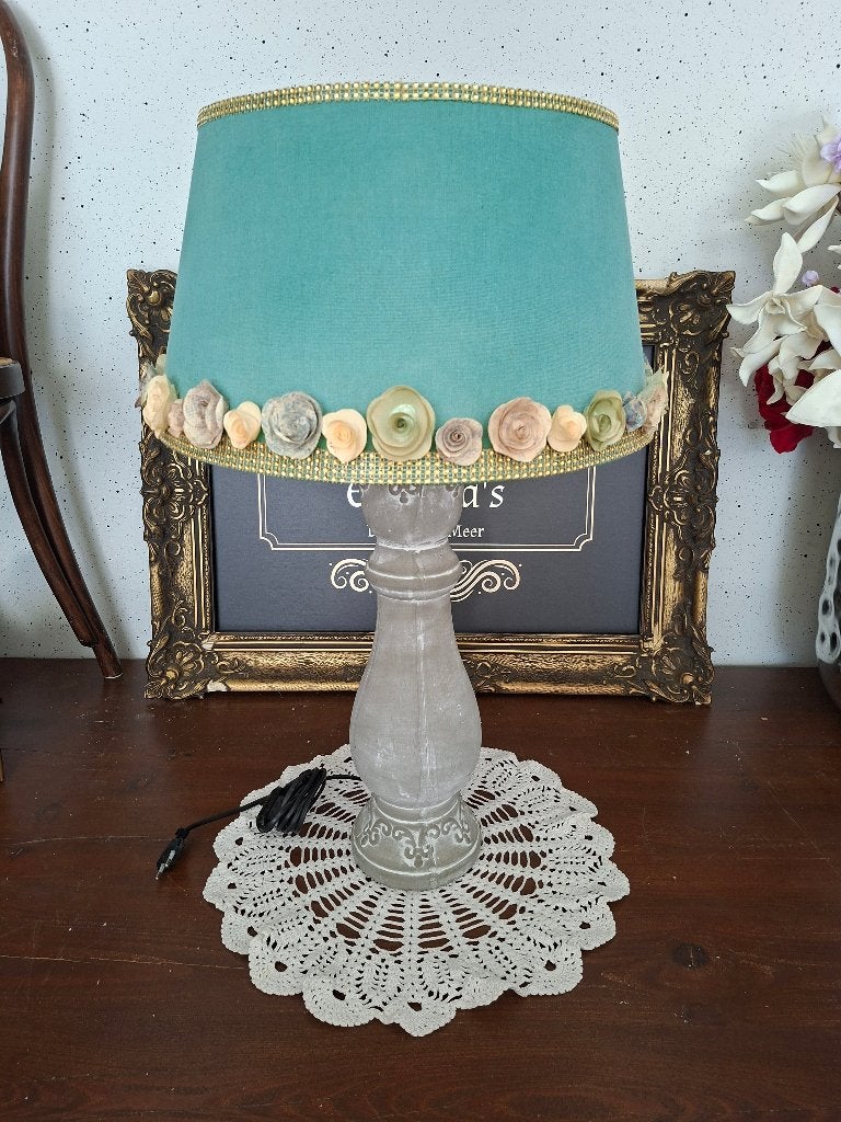 Decoratieve tafellamp met turquoise kap en bloemdetails, Gebruikt, Vintage, Met schakelaar, Meerkleurig