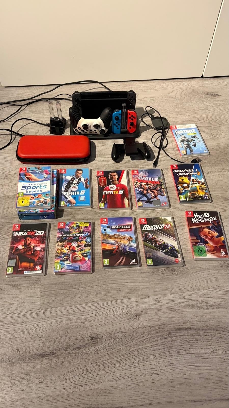 NIEUWSTAAT NINTENDO SWITCH + 11 SPELLEN, Spelcomputers en Games, Spelcomputers | Sony PSP, Ophalen, Zo goed als nieuw