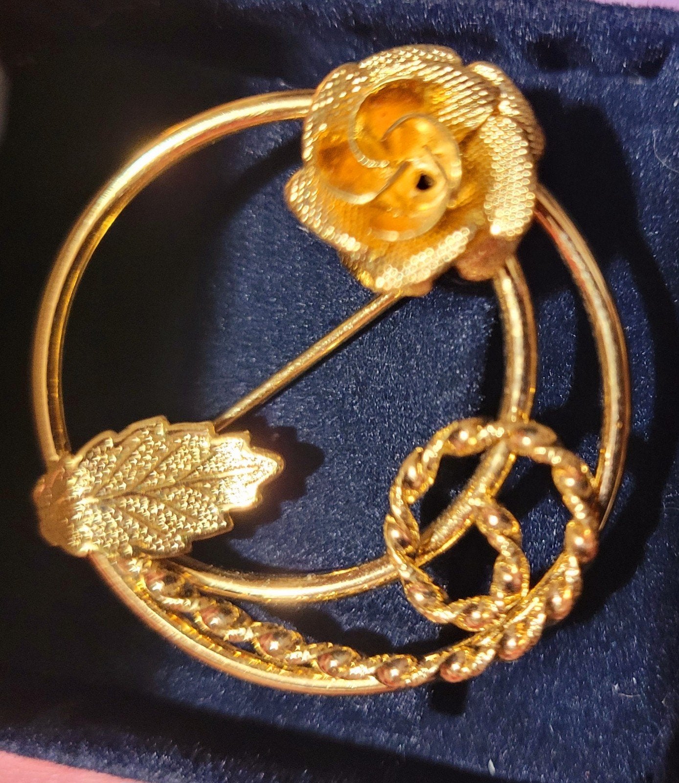 Gouden Broche met Roos en Blad - Elegant Sieraad, Overige materialen, 4 tot 7 cm, Nieuw, Ophalen of Verzenden