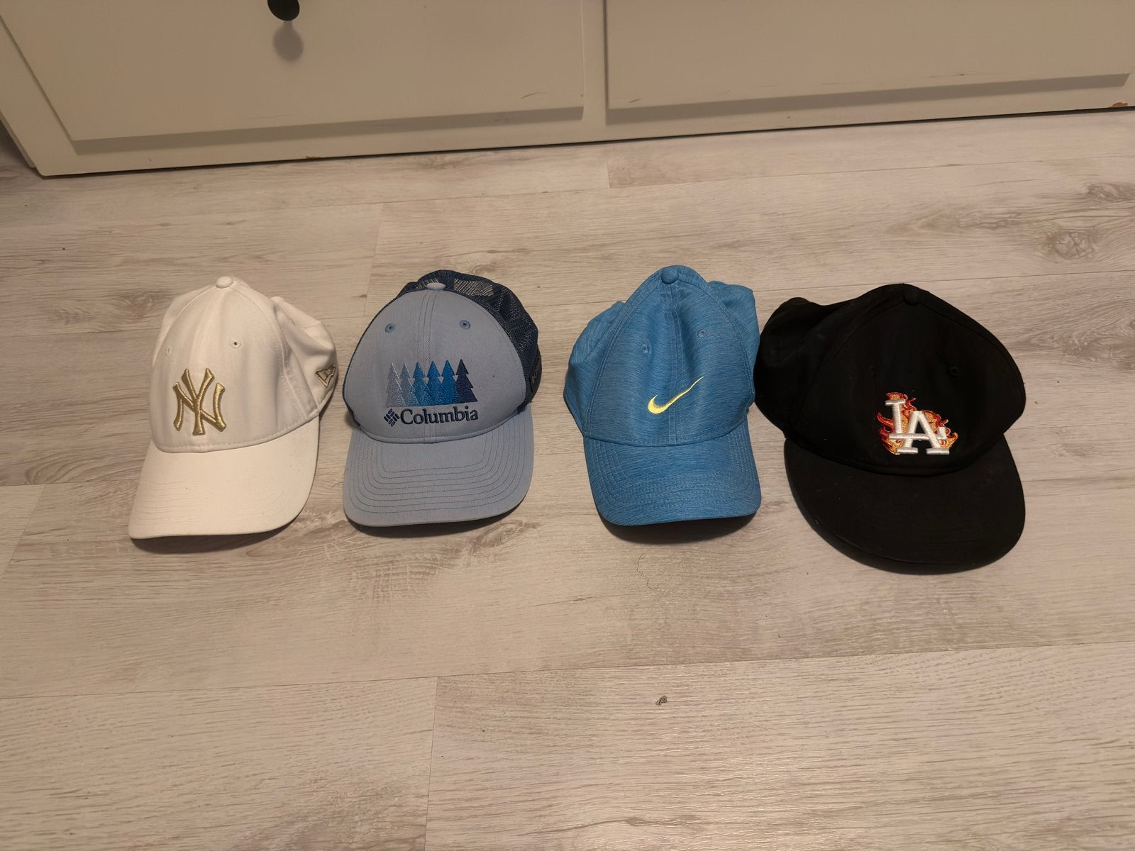 4 petten van new era, nike en columbia, Kleding | Heren, Ophalen of Verzenden, Zo goed als nieuw