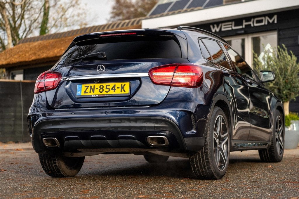 Mercedes-Benz GLA-klasse 180 Business Solution AMG Night Upg, Auto's, Mercedes-Benz, 4 cilinders, 715 kg, Blauw, Leder en Stof