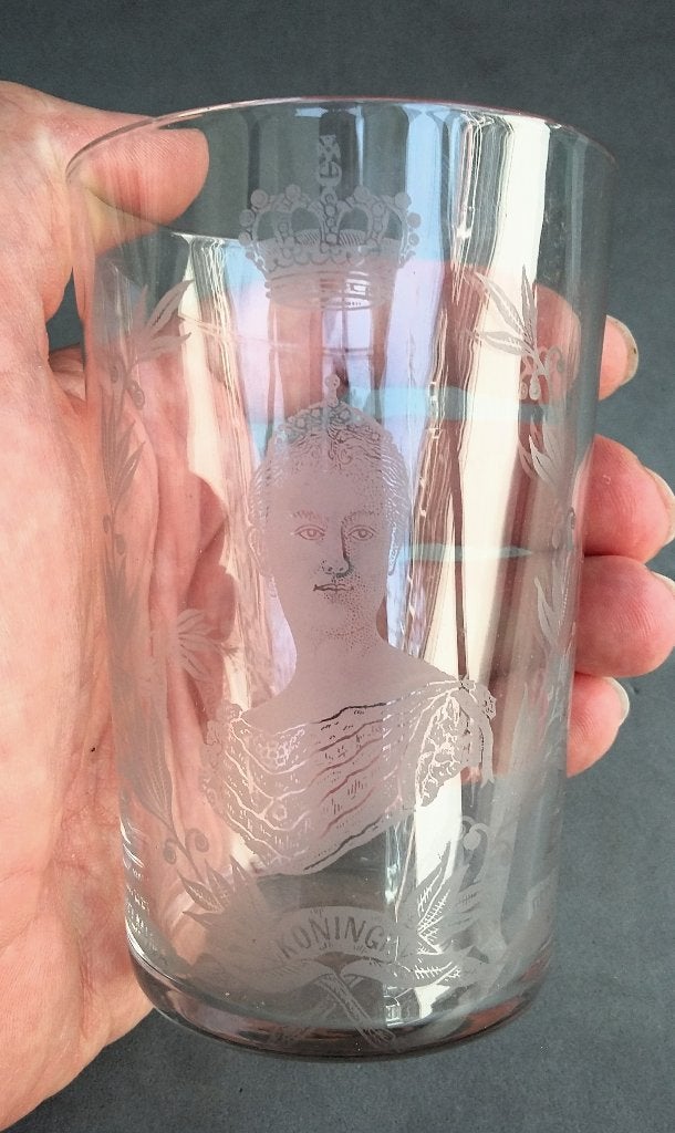 Omstreek 1898 Herdenkingsglas Drinkglas Koningin Wilhelmina, Antiek en Kunst, Antiek | Glas en Kristal, Ophalen of Verzenden