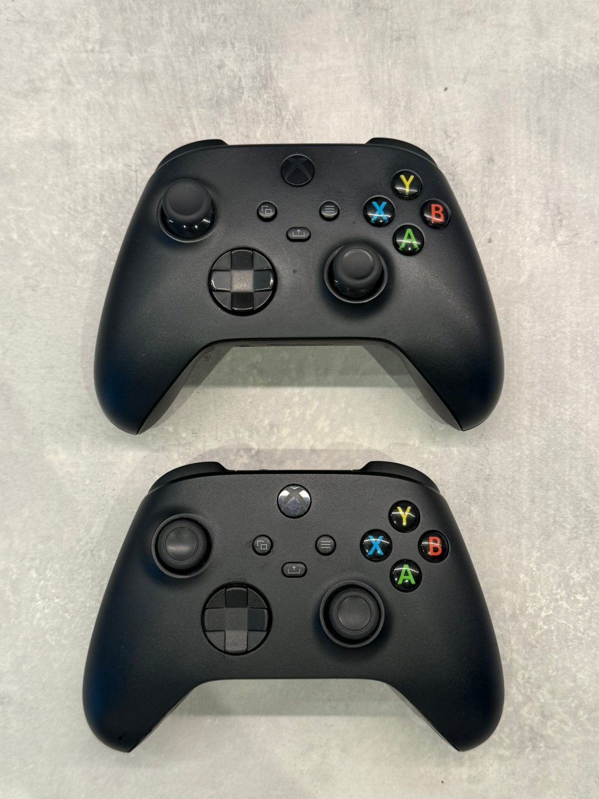 Foto 3 van Xbox Series X met 2 Controllers, Headset en Doos