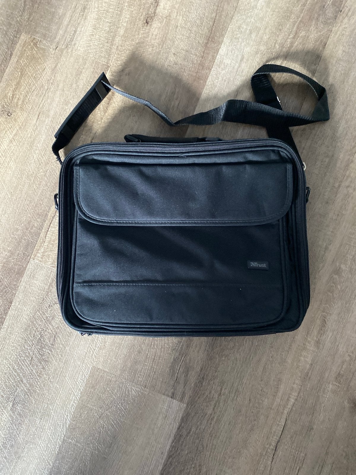 Trust laptoptas 15 inch - Zwart, Gebruikt, Gevoerd laptopvak, 15 inch, Ophalen of Verzenden