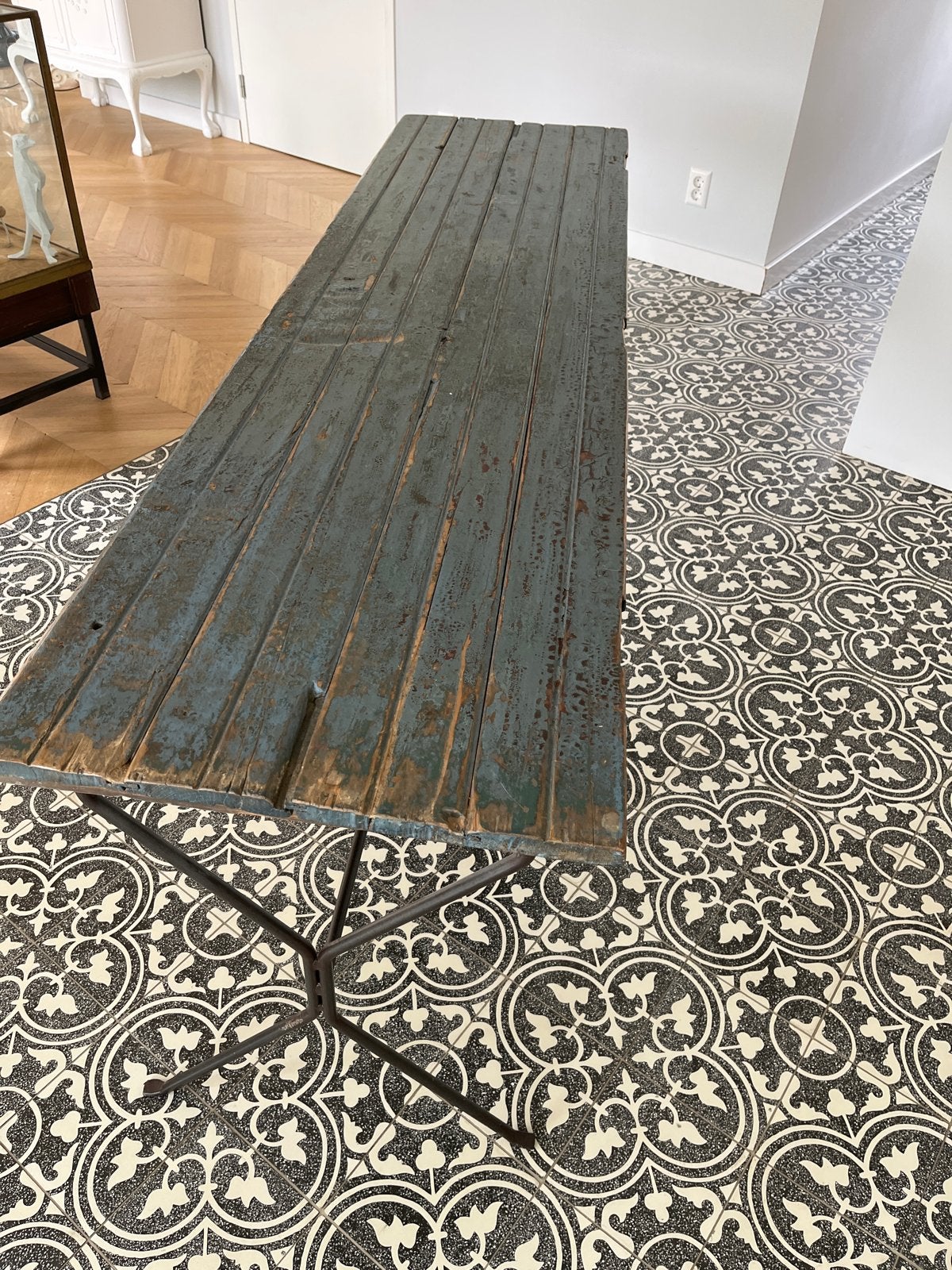 Vintage houten tafel met metalen onderstel, Ophalen of Verzenden