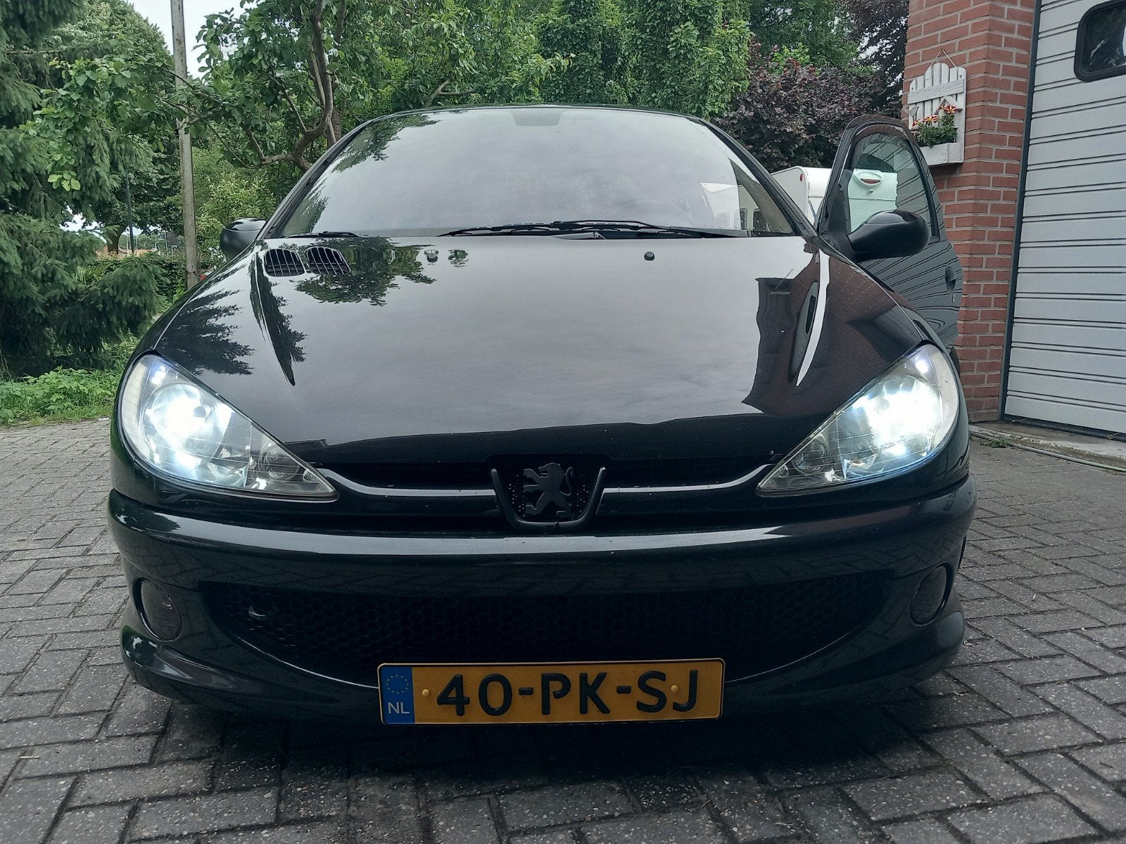 Peugeot 206 1.6 16V griffe 2004 Zwart, Auto's, Voorwielaandrijving, 15 km/l, 40 €/maand, Zwart