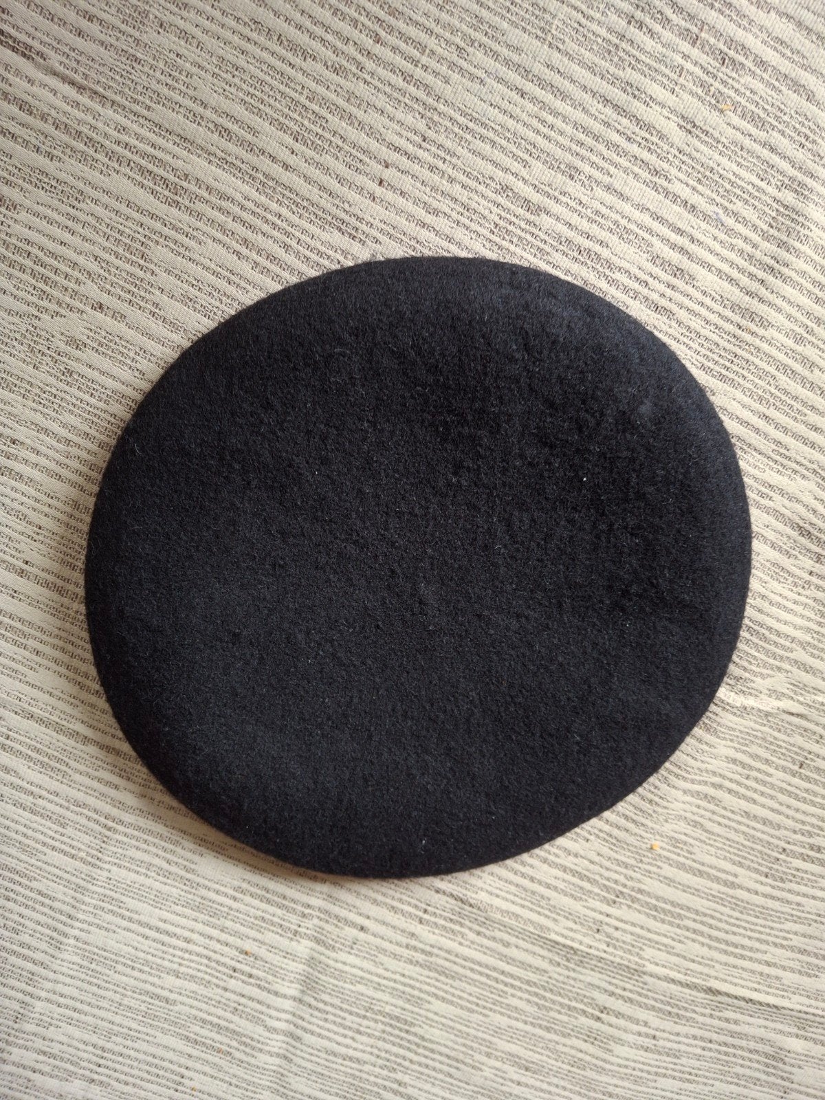 Baret Cavalerie merk hassing, Verzamelen, Ophalen of Verzenden, Landmacht, Nederland, Helm of Baret