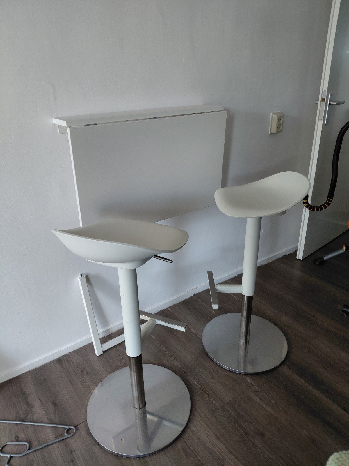 Klap/hangtafel met 2 krukken (wandpaneel mist), Ophalen, In hoogte verstelbaar, 90 cm of meer, 2 krukken