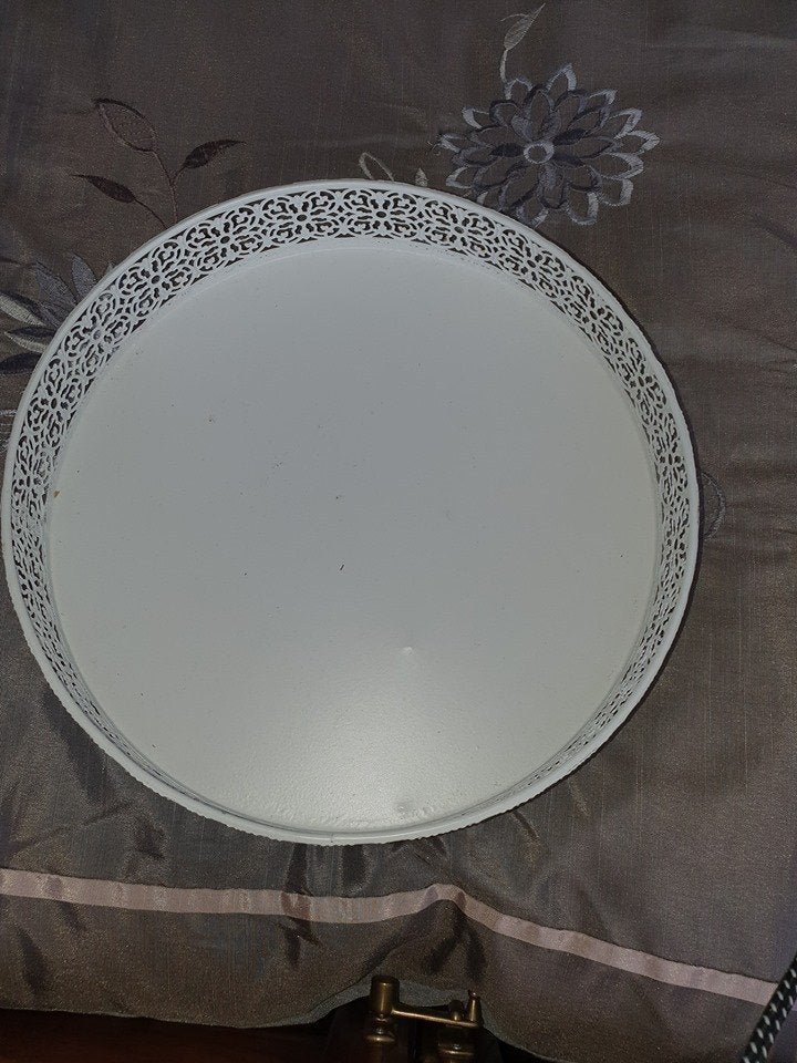Decoratief rond dienblad met opengewerkt patroon, Gebruikt, Rond, Ophalen of Verzenden, Metaal