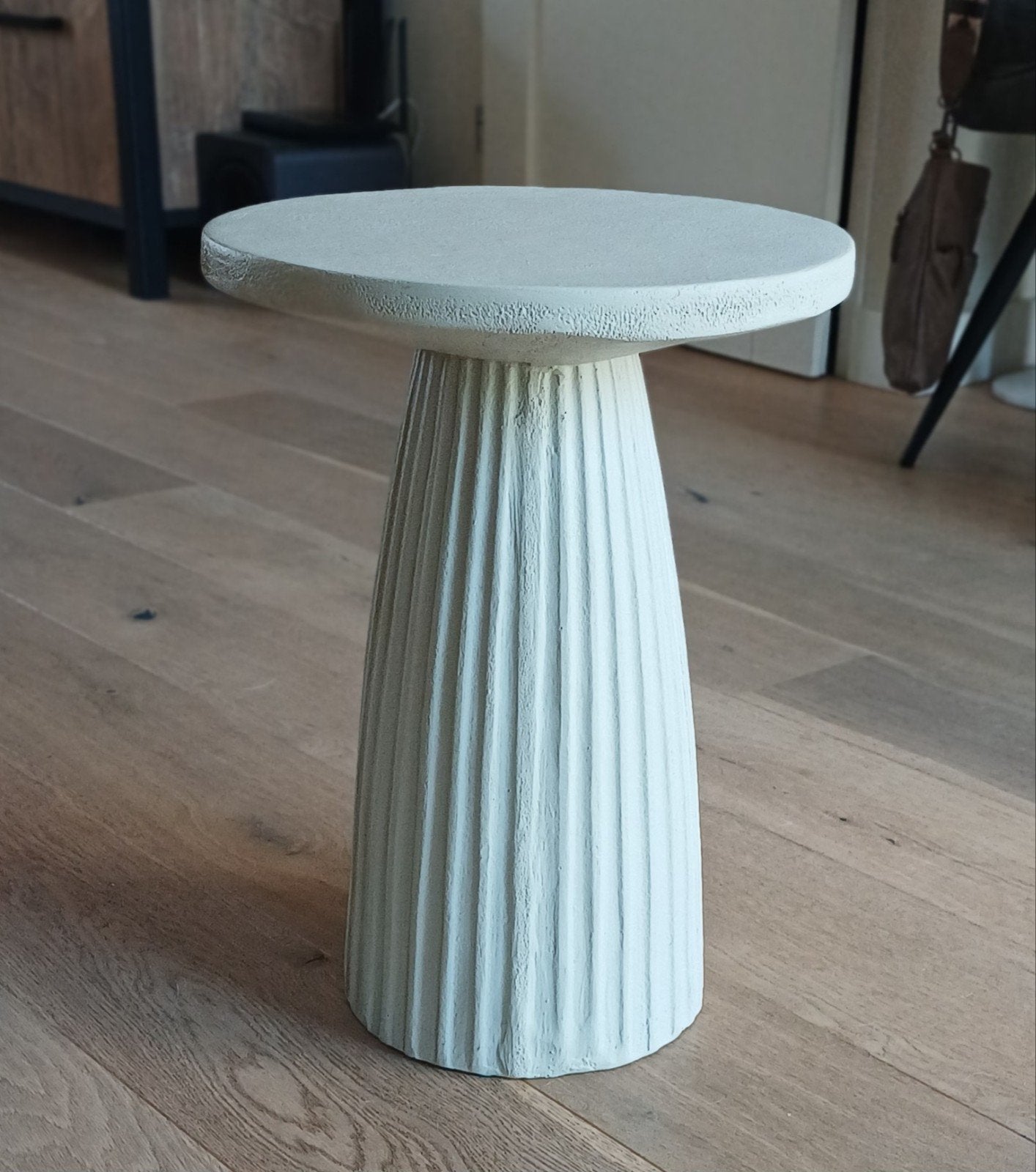 Bijzettafel - beige - 46x34x34 cm, Huis en Inrichting, Tafels | Bijzettafels, Ophalen, Rond, Minder dan 55 cm, 45 tot 60 cm