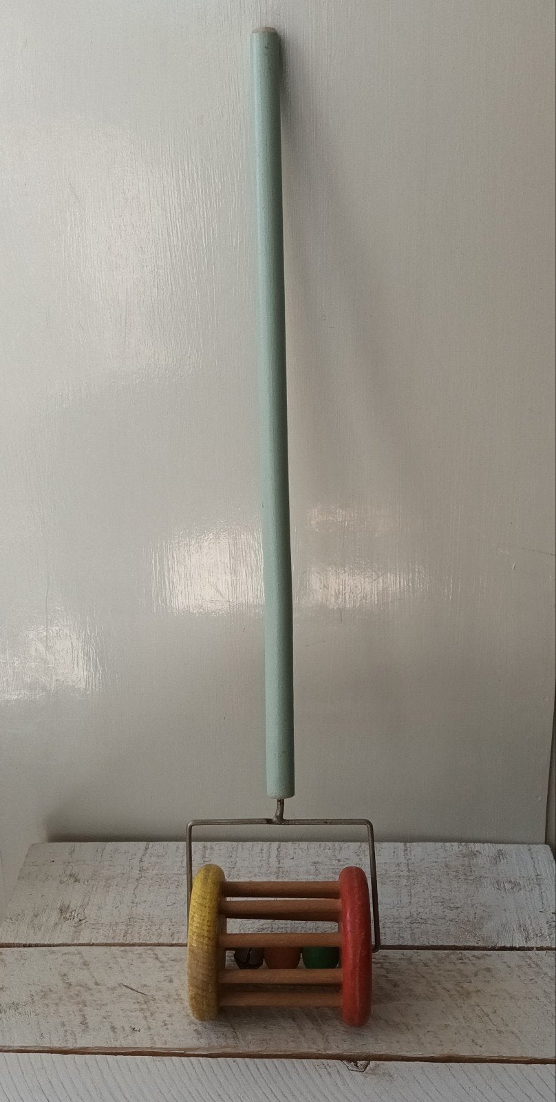 Vintage houten duwstok rammelaar met belletje, Ophalen of Verzenden