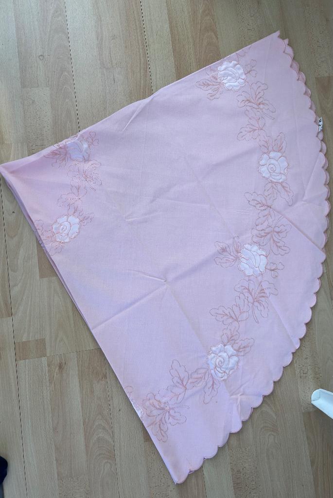 Tafelkleed roze met borduursel rond 160 x 160: ZGAN, Ophalen of Verzenden, Zo goed als nieuw, Rond, Binnen
