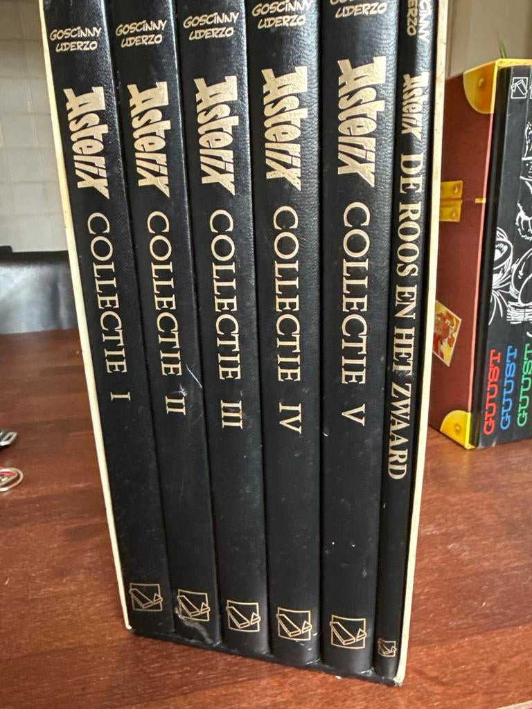 Asterix Collectie I-V en De Roos en het Zwaard, Meerdere stripboeken, Ophalen of Verzenden, Gelezen