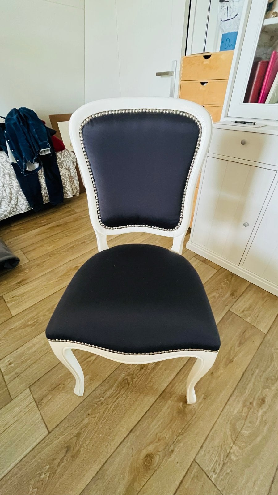 4 prachtige hagelwitte stoelen met sterke zwarte stof, Ophalen, Wit, Zo goed als nieuw, Vier