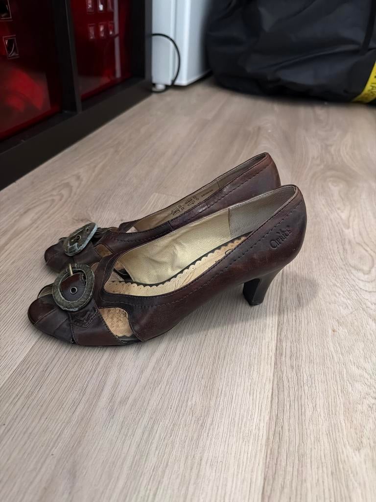 Caprice bruine pumps met gesp maat 39, Ophalen of Verzenden, Gedragen, Bruin, Pumps