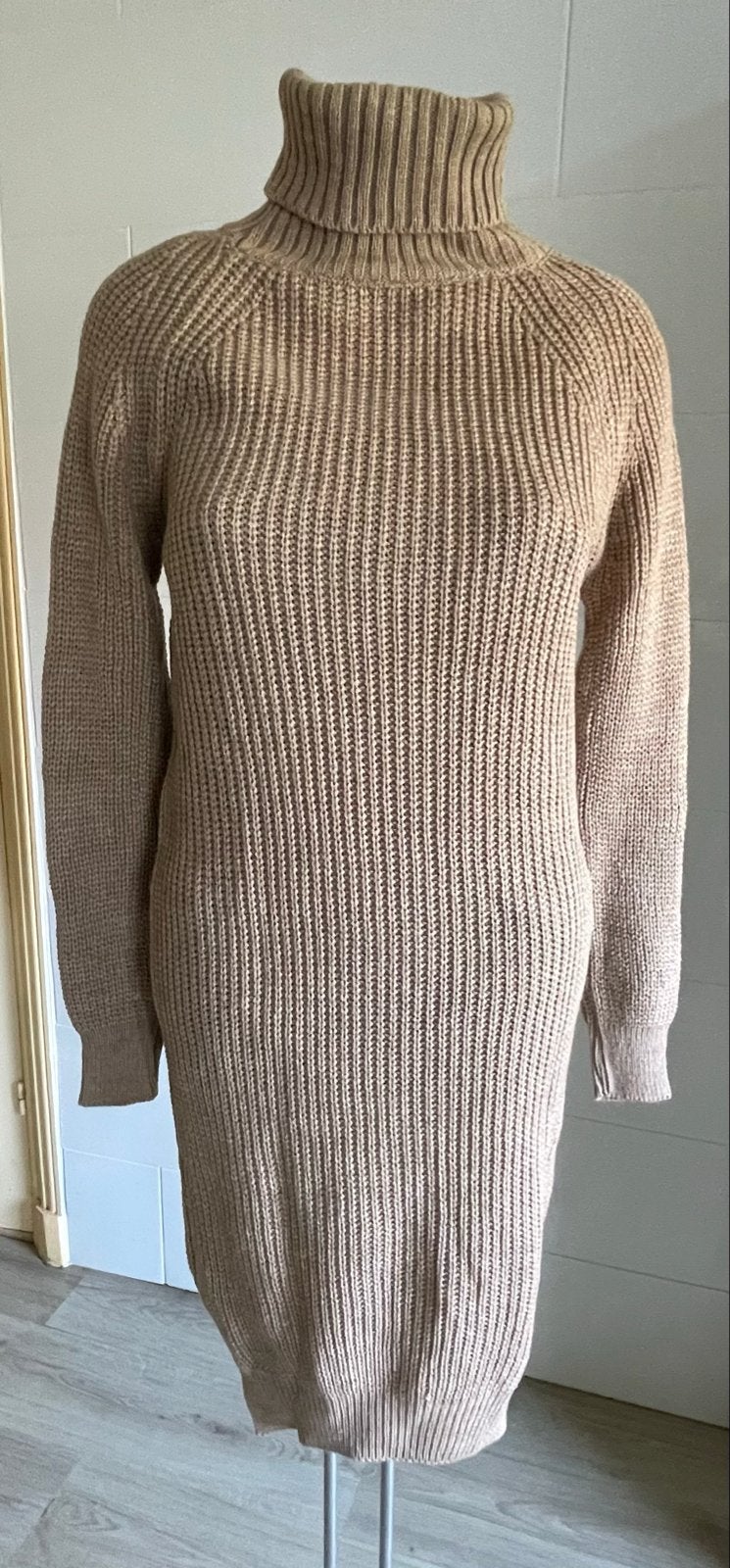 Nieuwe gebreide coltrui jurk - Beige, Kleding | Dames, Ophalen of Verzenden, Nieuw, Beige