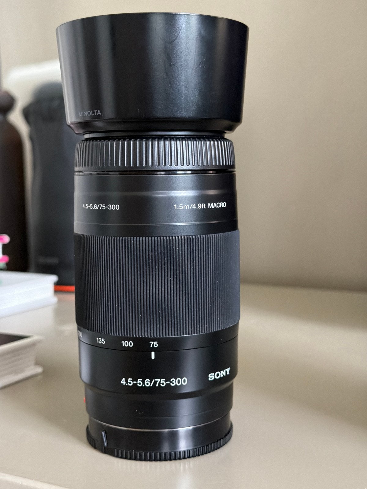Sony 75-300mm f/4.5-5.6 lens met Minolta zonnekap, Gebruikt, Sony, Zonnekap, Sony A-mount