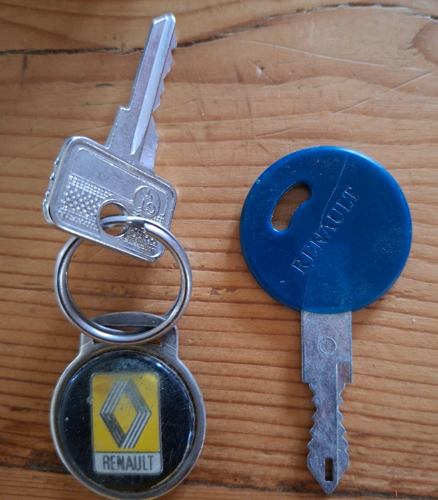 Auto merk Renault 2x sleutel / 1x sleutelhanger, Verzamelen, Ophalen of Verzenden, Auto's