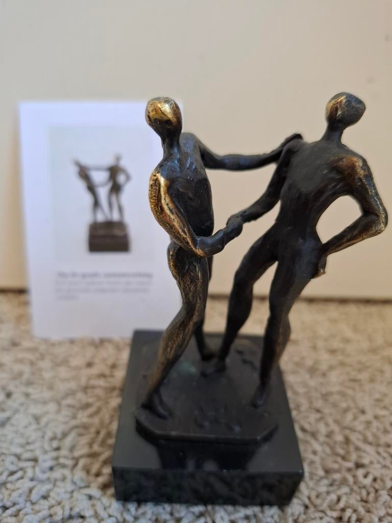 Bronzen beeldje: Samenwerking - Ger van Tankeren (11 cm), Antiek en Kunst, Groep mensen, Minder dan 20 cm, Ophalen of Verzenden