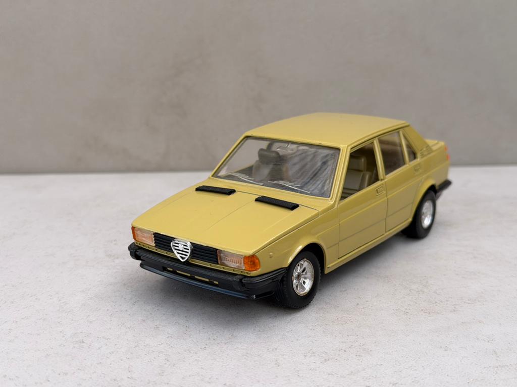 1/24 Burago alfa Romeo giulietta 1.6, Hobby en Vrije tijd, Modelauto's | 1:24, Ophalen of Verzenden, Zo goed als nieuw, Bburago