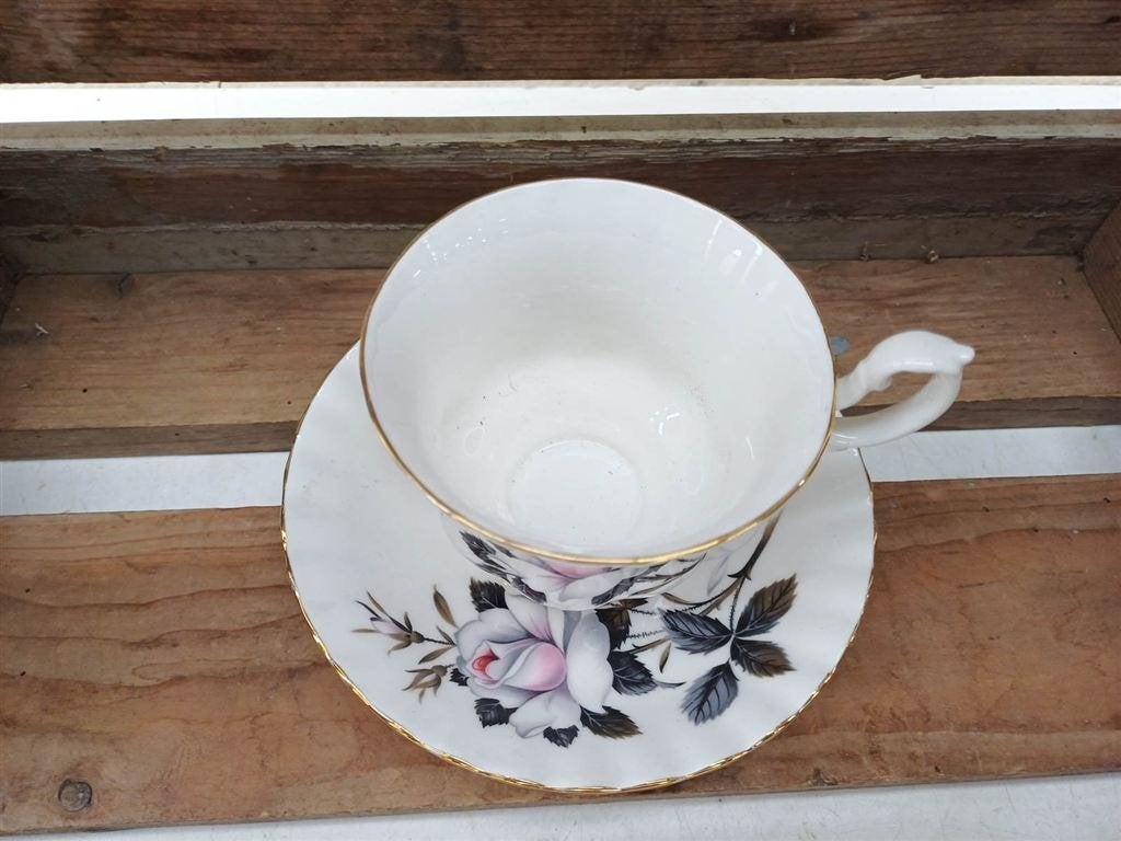 Royal Albert porseleinen kop en schotel 39835, Huis en Inrichting, Keuken | Servies, Gebruikt, Ophalen of Verzenden, Bord(en)