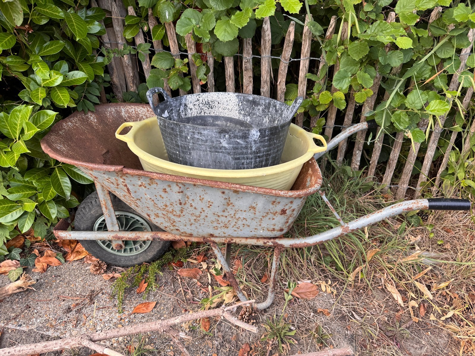 In 1 keer meenemen. Gratis kruiwagen en plastic bakken, Tuin en Terras, Kruiwagens, Ophalen, Gebruikt, Handmatig, Eenwielig