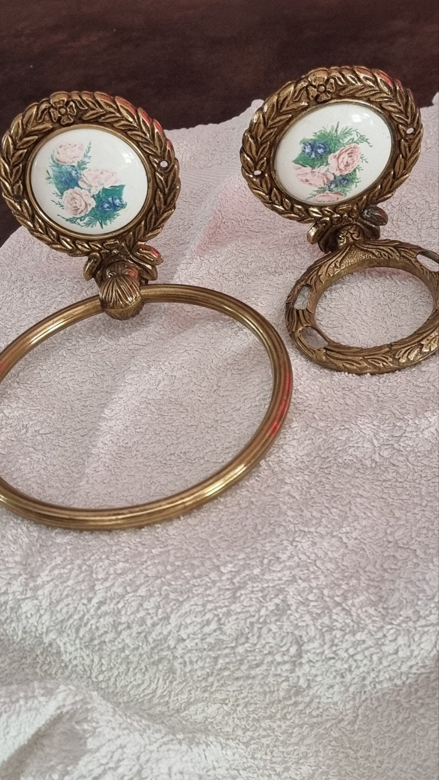Antieke handdoekring en tandenborstelhouder met bloemmotief, Antiek en Kunst, Ophalen of Verzenden