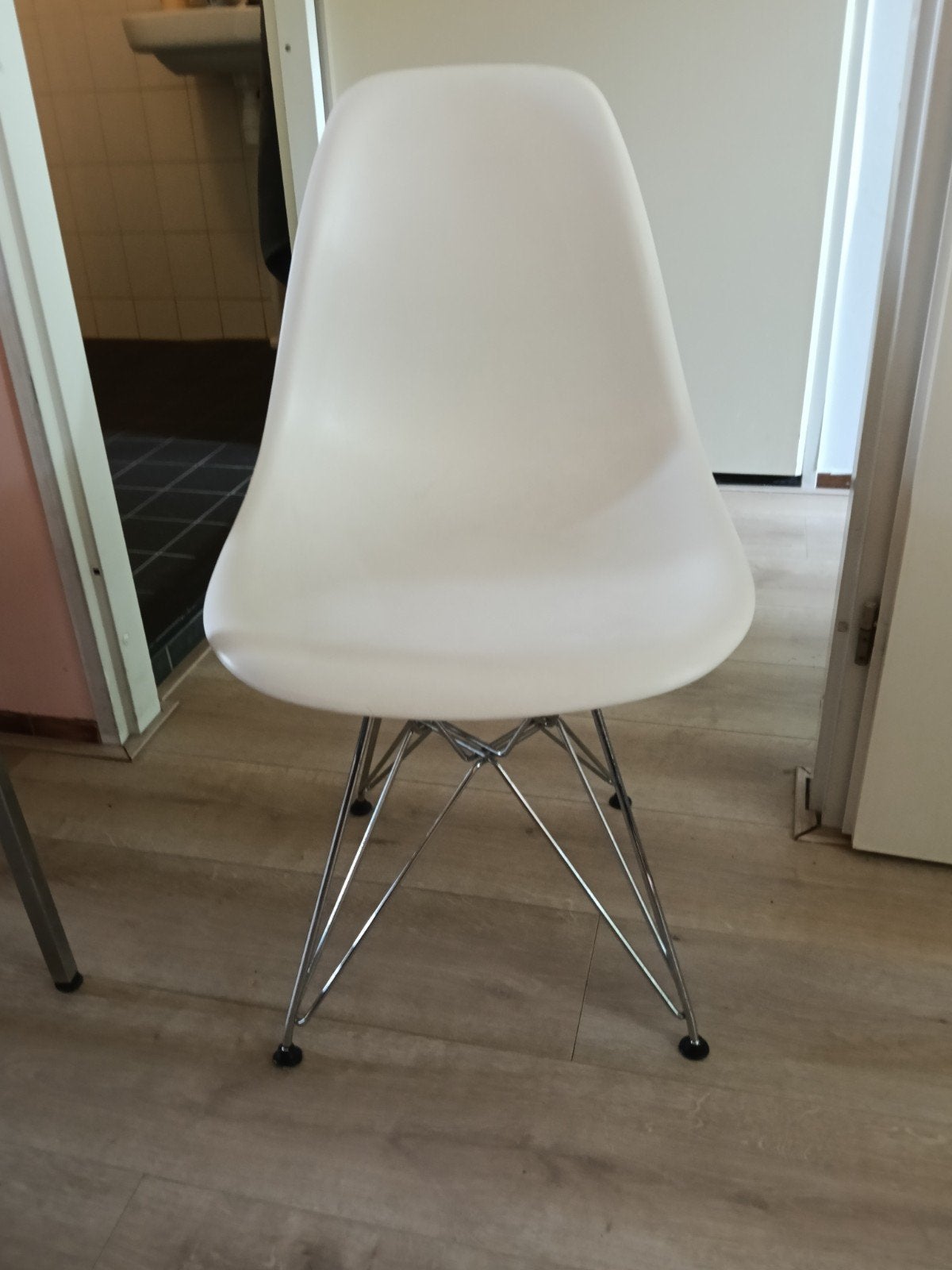 Vitra Eames Plastic Chair DSW - Wit, Huis en Inrichting, Stoelen, Gebruikt, Wit, Eén, Metaal