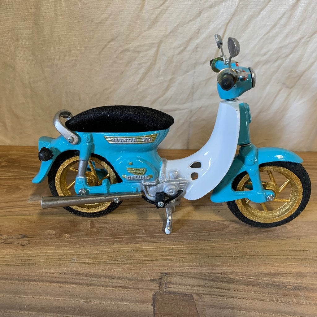 Miniatuur honda scooter - handgemaakt – Bij TTM Wonen, TTM Wonen, Meubels – (Perzische) Tapijten en Woonaccessoires, Meerkleurig